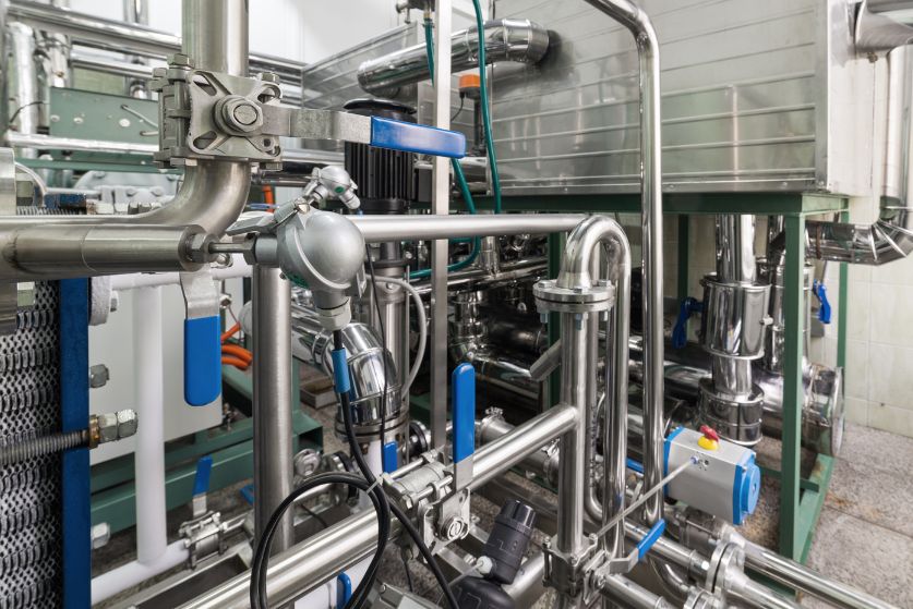 Das Bild zeigt ein Kühlsystem, symbolisch für: Pascal Marenbach erklärt Direkt- vs. Indirektsysteme in der Kältetechnik für Supermärkte