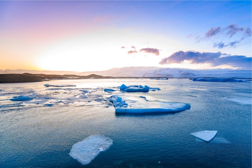 Das Bild zeigt Eisschollen, die am Schmelzen sind - symbolisch für: VRF Systeme im Wandel – warum Hersteller jetzt auf niedrigere GWP Werte setzen
