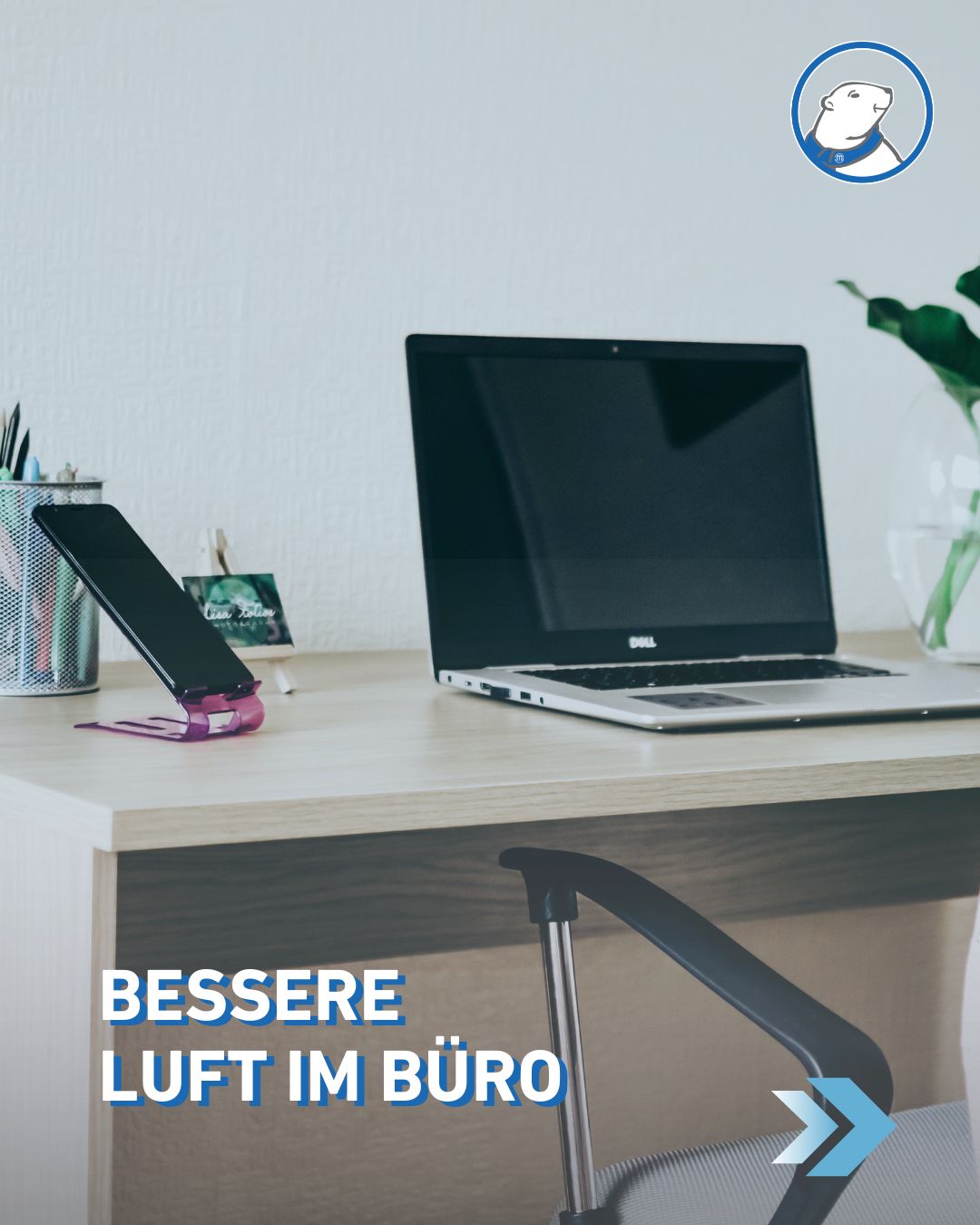 Das Bild zeigt einen Büro Shcreibtisch, symbolisch für: Bessere Luft im Büro Warum ein gutes Raumklima mehr ist als nur Komfort