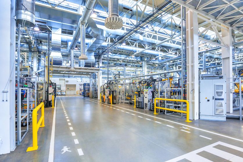 Das Bild zeigt eine weit offene Fabrikhalle