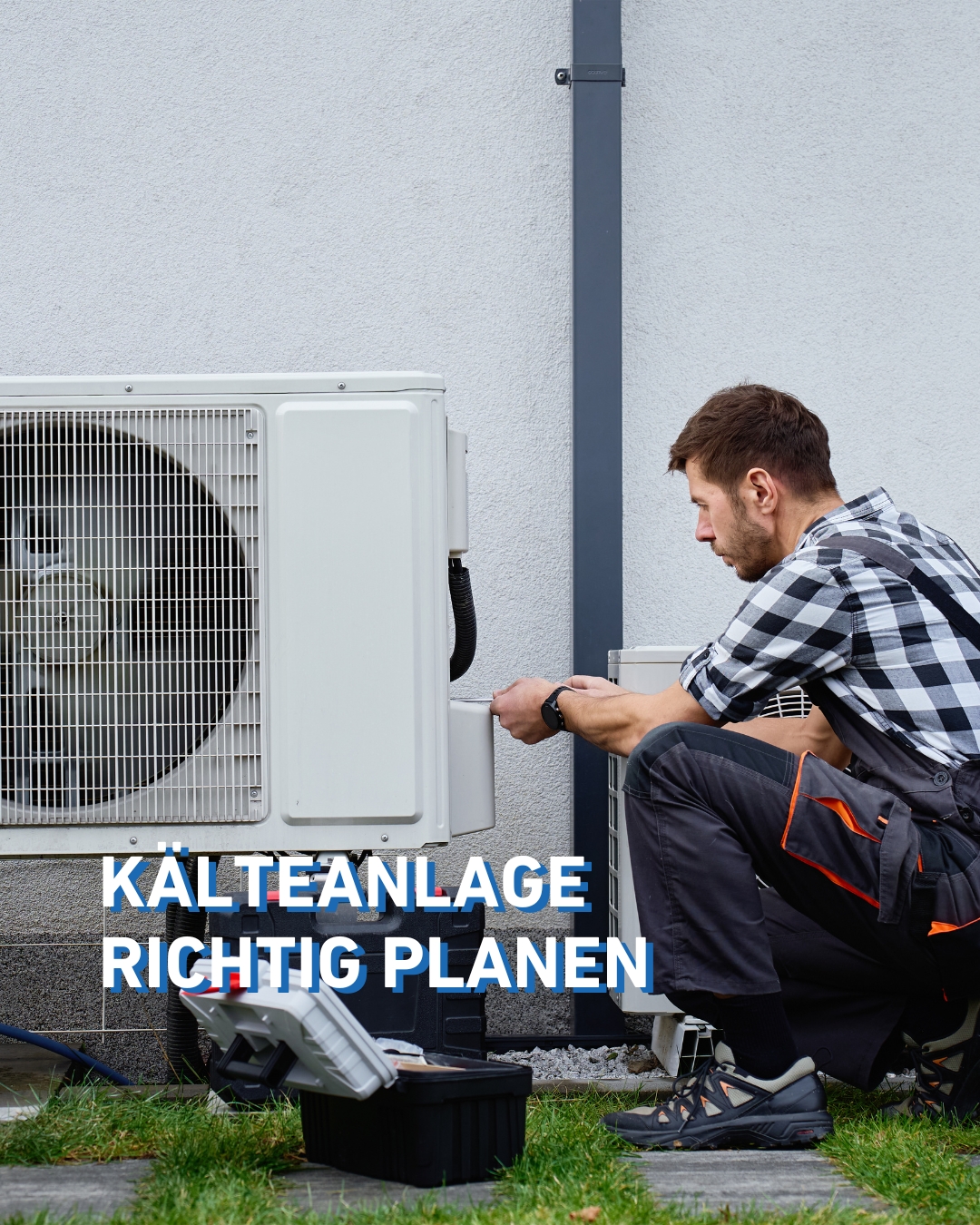Das Bild zeigt einen Mann der an einer Kälteanlage schraubt, symbolisch für: Kälteanlage richtig planen: Warum die passende Dimensionierung über Kosten und Sicherheit entscheidet