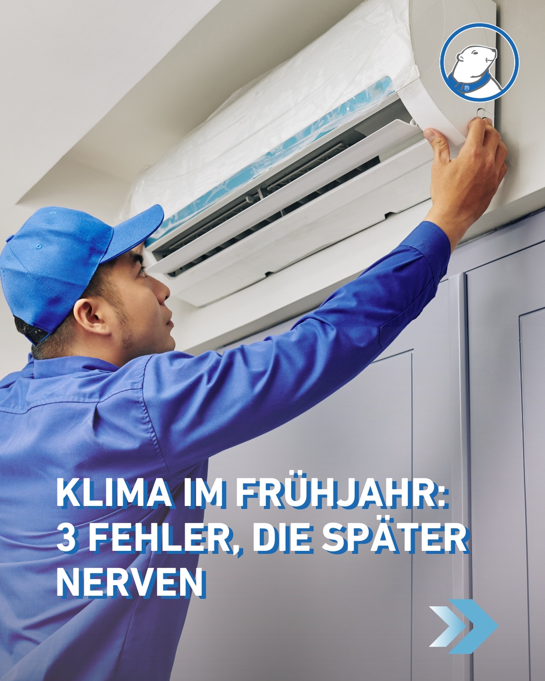 Das Bild zeigt einen Mann der eine Klimanalage überprüft. Symbolisch für: Klimaanlage im Frühjahr 3 Fehler, die Dir im Sommer Beschwerden machen (und wie Du sie jetzt vermeidest)