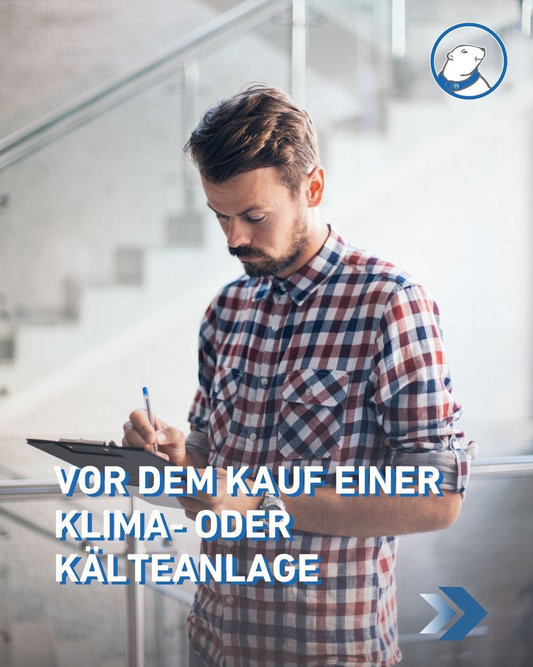 Das Bild zeigt einen Mann der auf ein Klemmbrett schreibt, symbolisch für: Vor dem Kauf einer Klima- oder Kälteanlage Worauf es wirklich ankommt