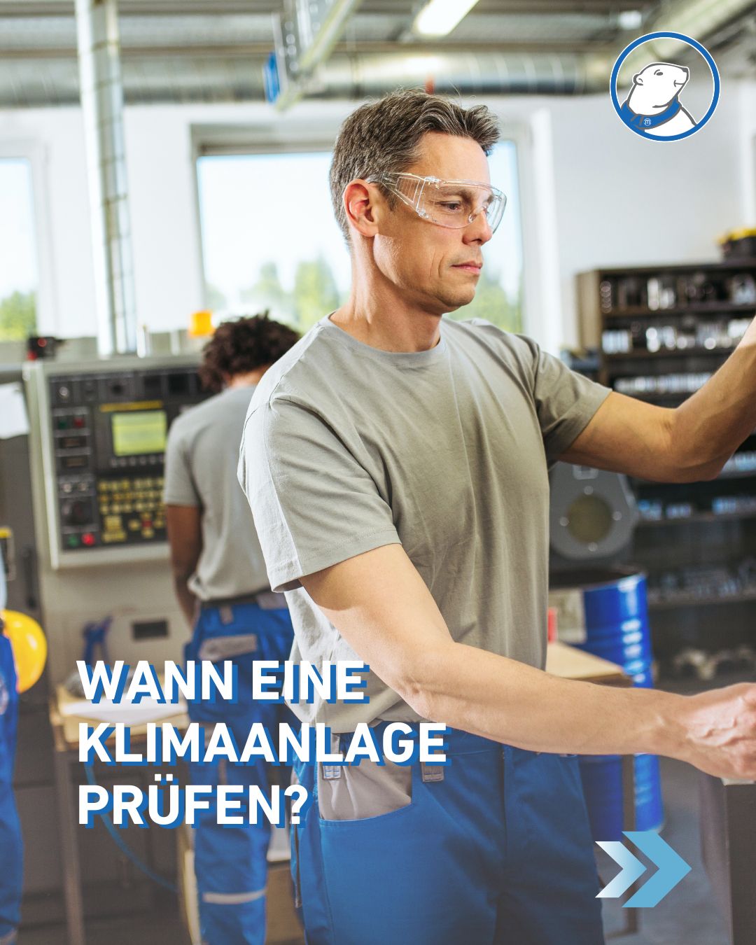 Das Bild zeigt einen Mitarbeiter im Overall, symbolisch für: Wann ist der richtige Zeitpunkt, eine Klimaanlage prüfen zu lassen